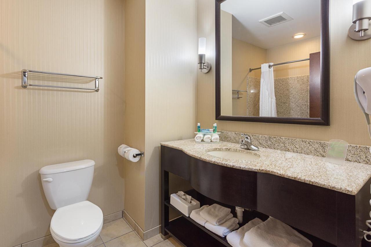 Holiday Inn Express Hotel & Suites Byram By Ihg Bagian luar foto