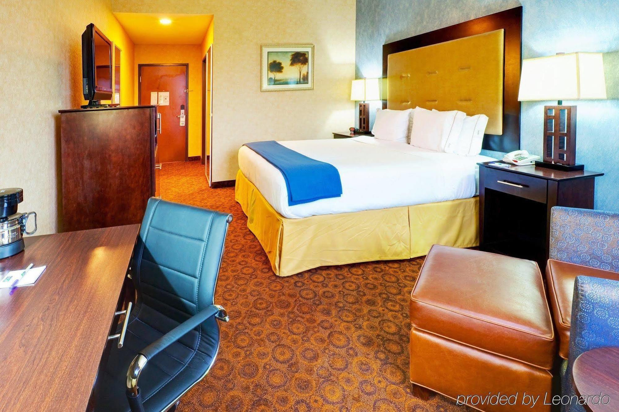 Holiday Inn Express Hotel & Suites Byram By Ihg Bagian luar foto