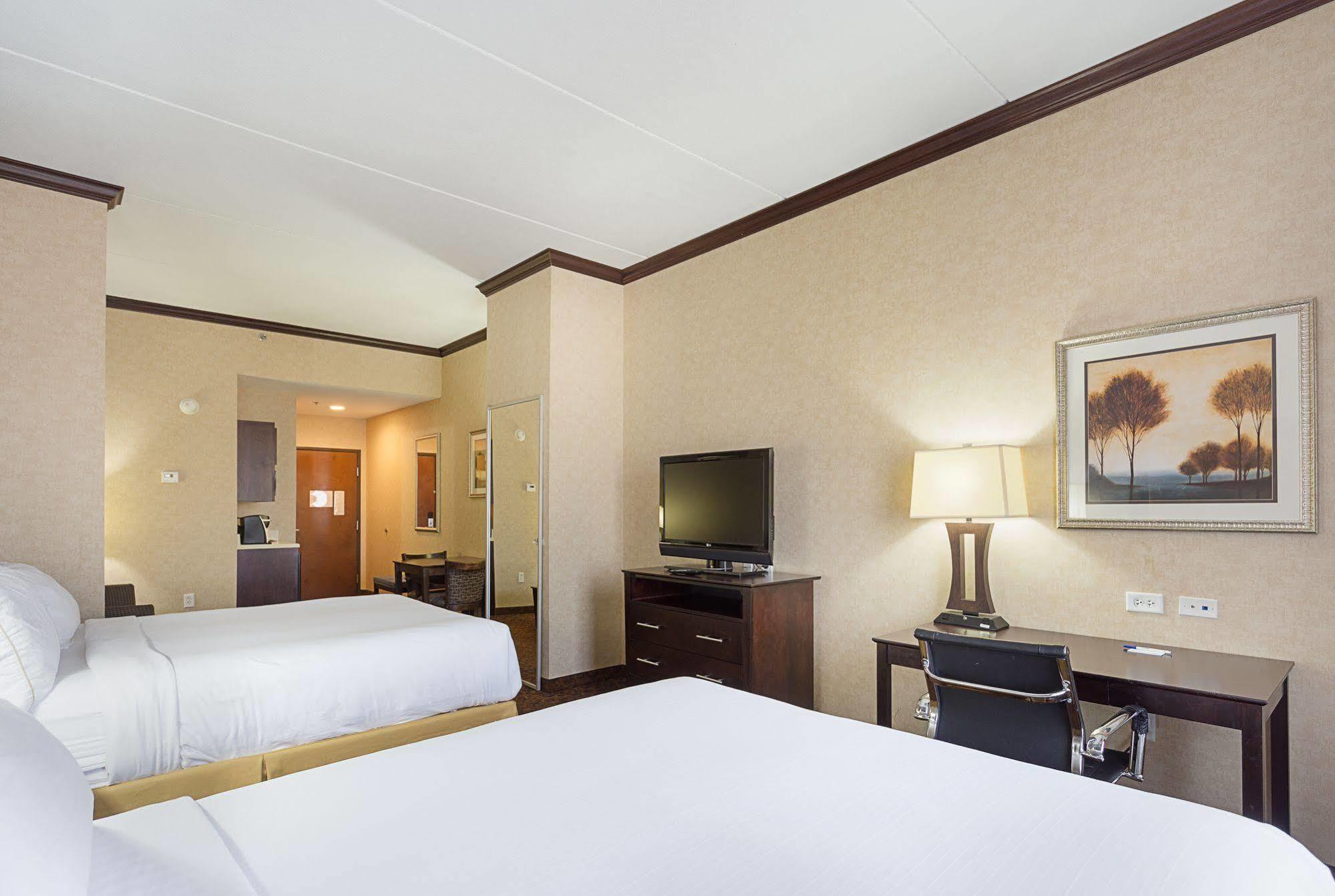 Holiday Inn Express Hotel & Suites Byram By Ihg Bagian luar foto